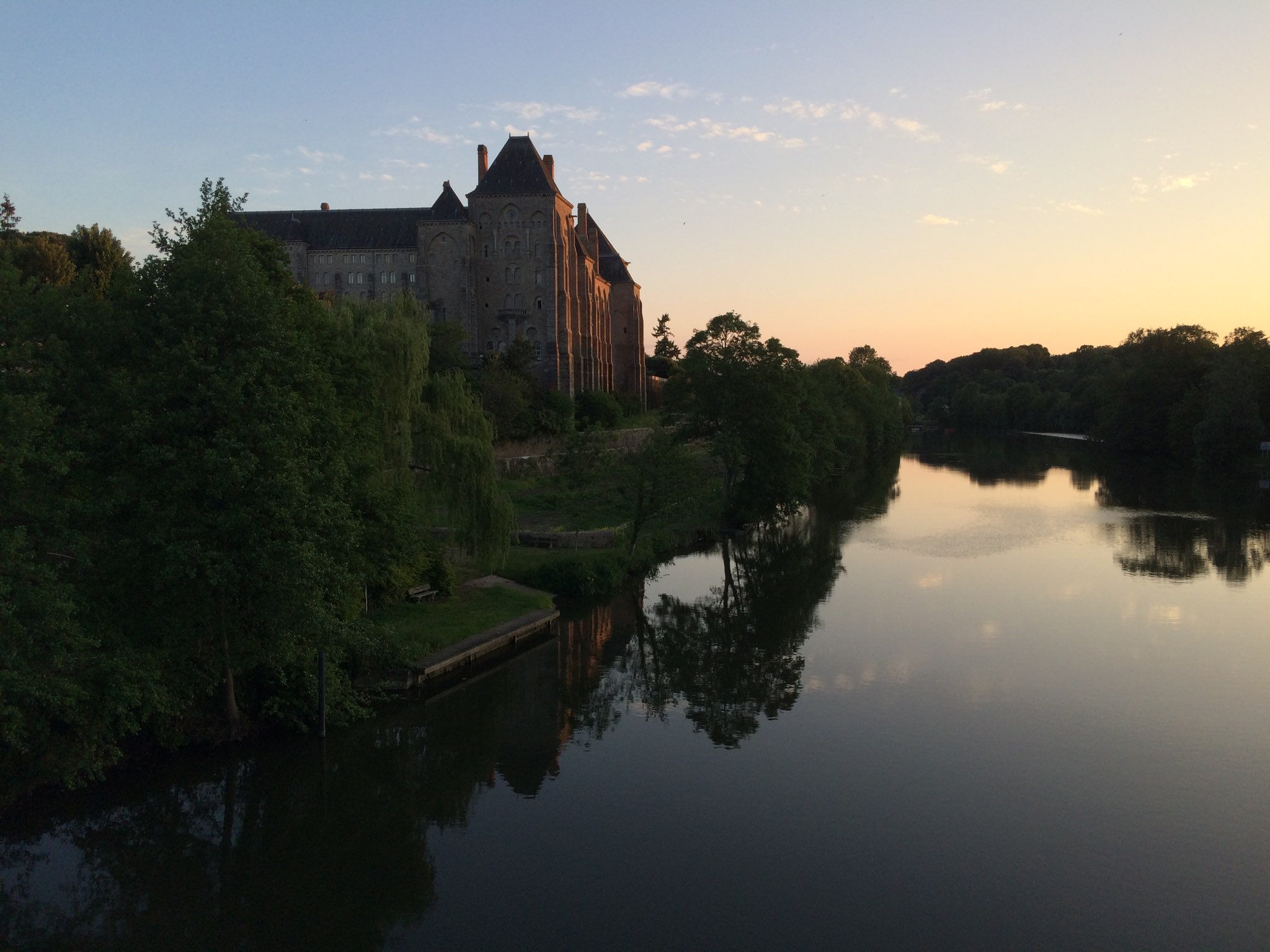 Abbaye de Solesmes, vue depuis les bords de la Sarthe